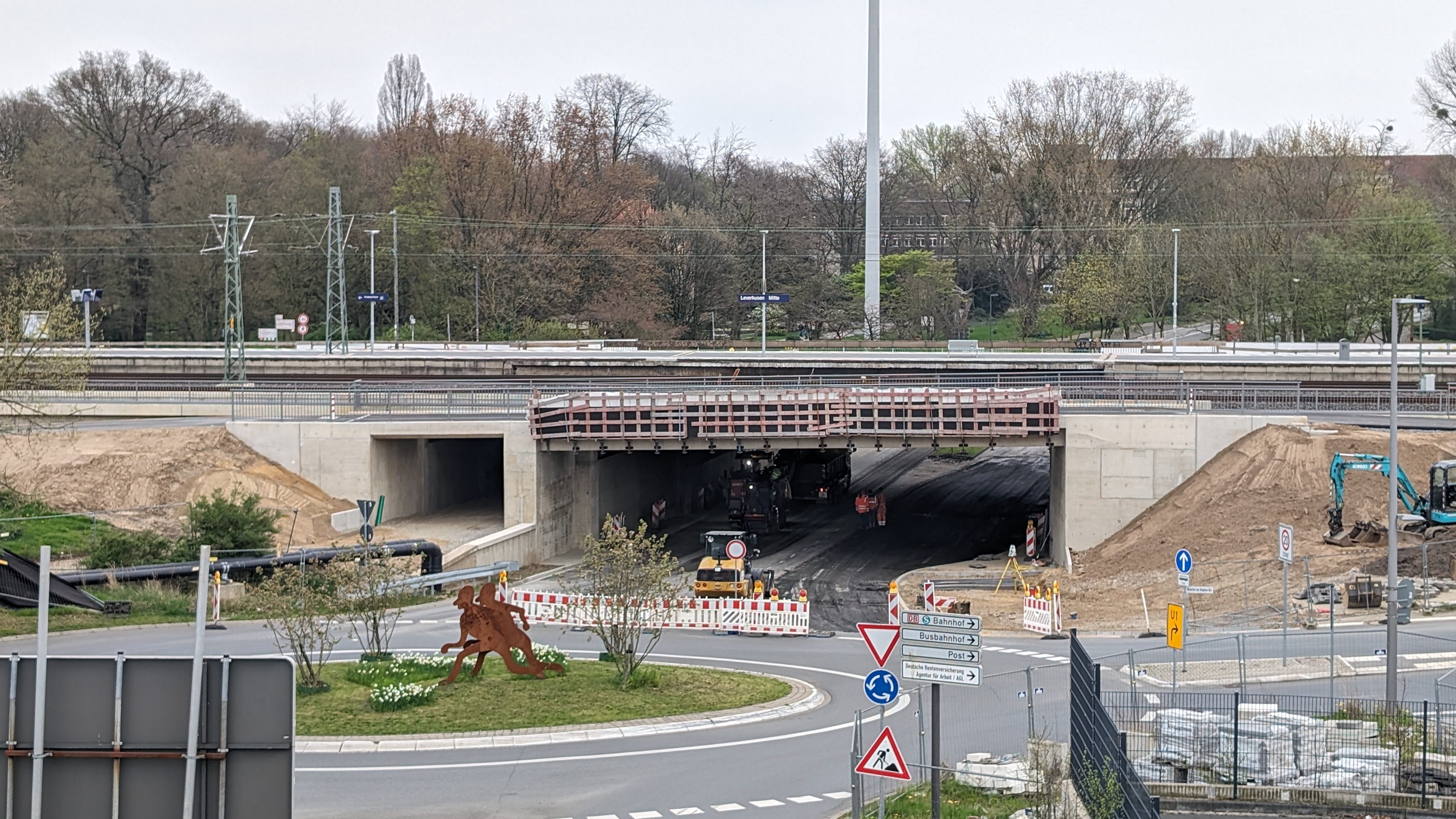 Ein Bild von den Brückenbauarbeiten an der Rathenaustr im März 2024
